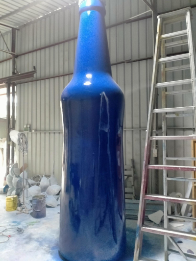 玻璃钢雕塑透光啤酒瓶展示摆件定制厂家