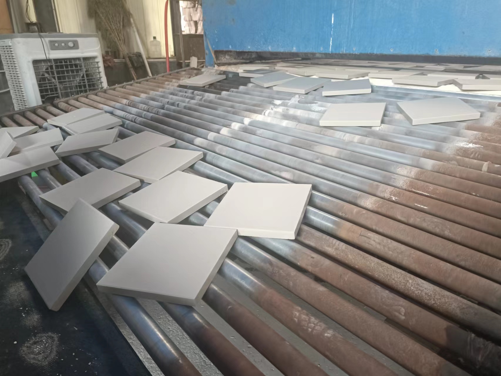建材行业五花八门的耐酸砖 盲道砖 压延微晶板