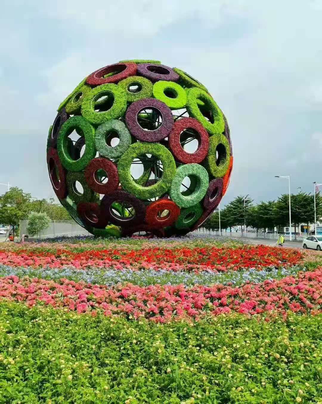 绿雕圆球造型，球体雕塑造型，雕塑设计厂家