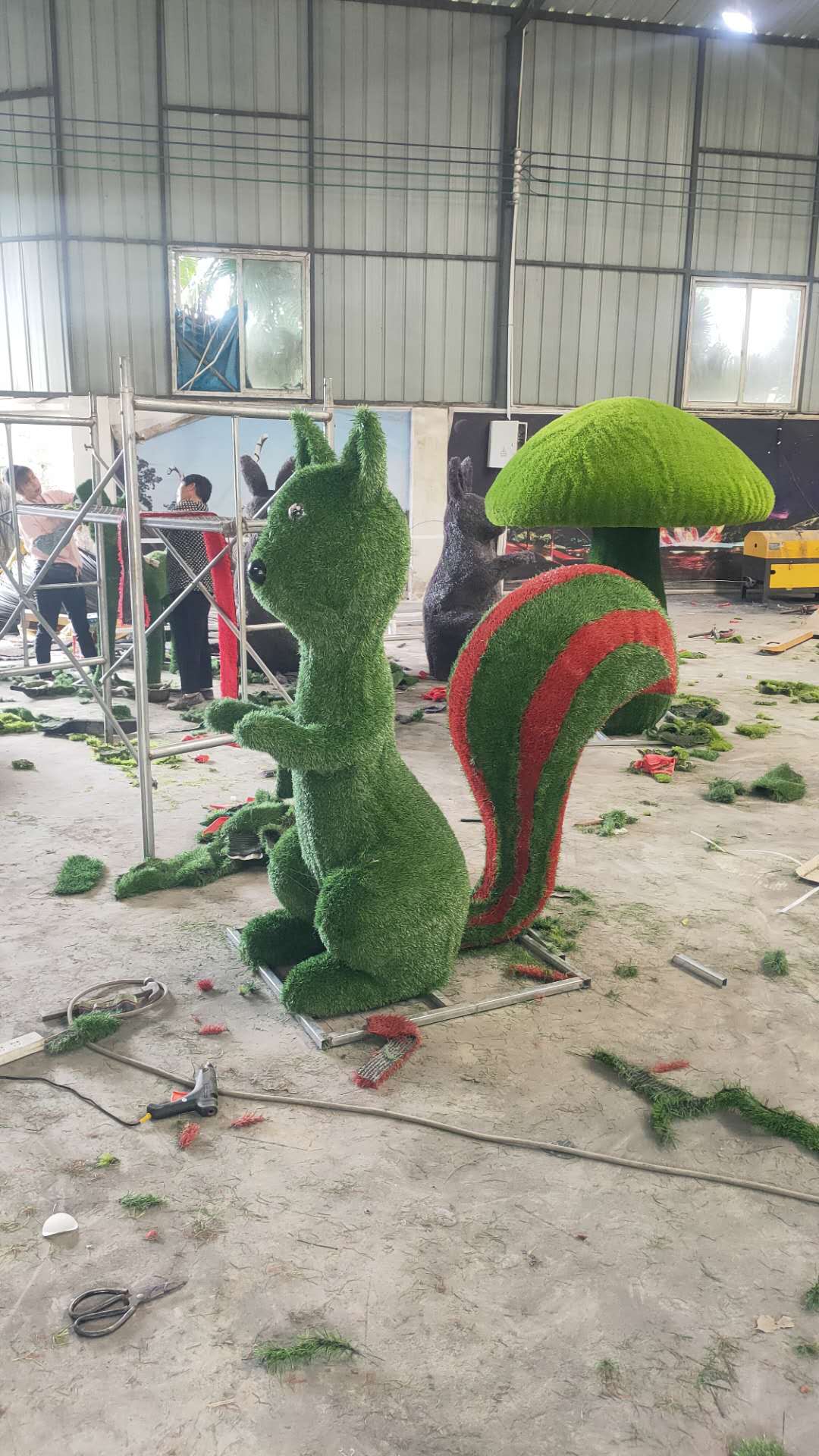 松鼠绿雕造型，厂家定做绿雕造型