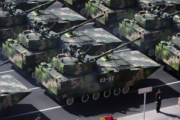 参加国防教育基地体验装甲车设备 - 认知军事模型