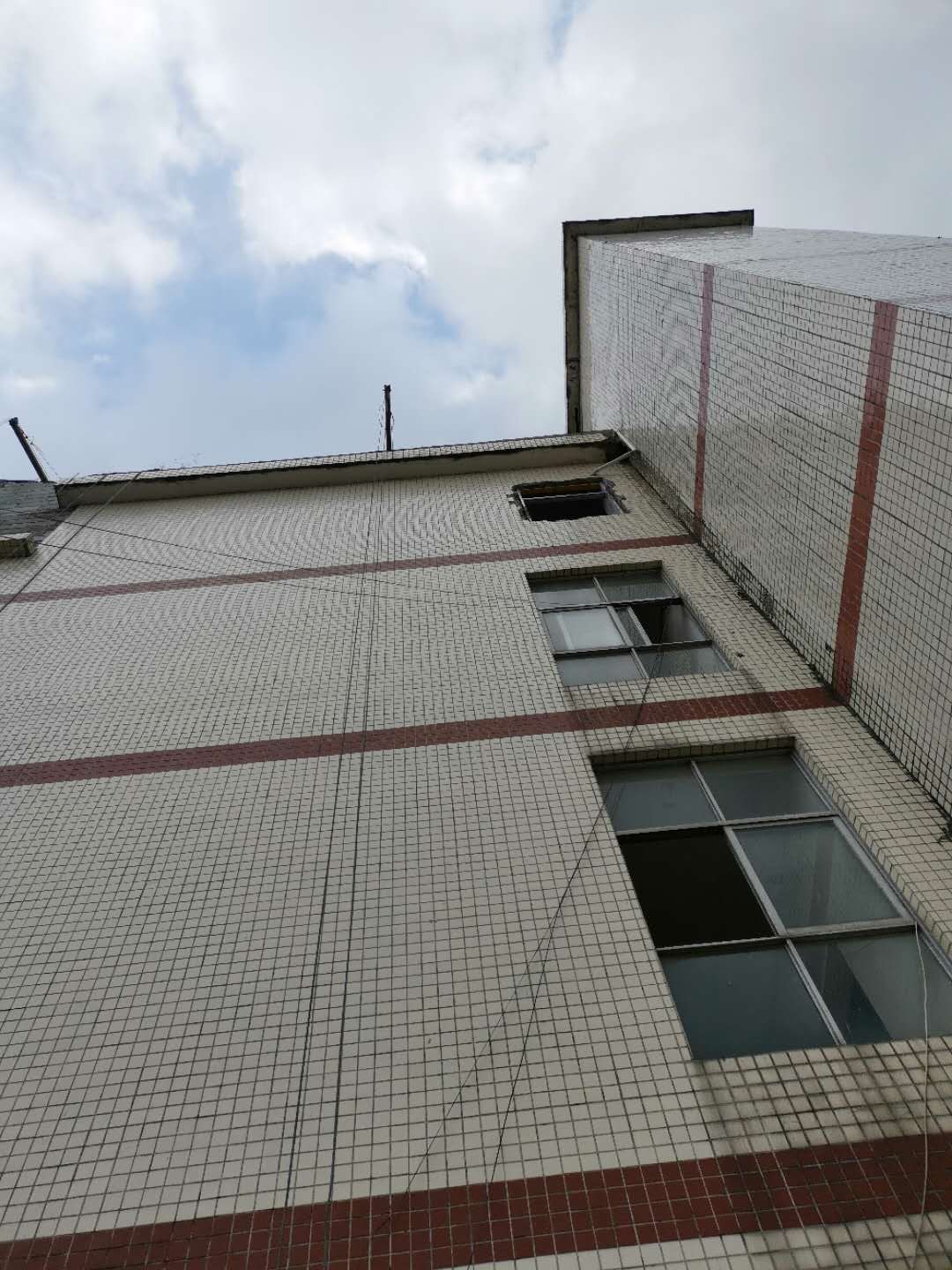 东莞寮步镇外墙贴瓷砖防水补漏维修